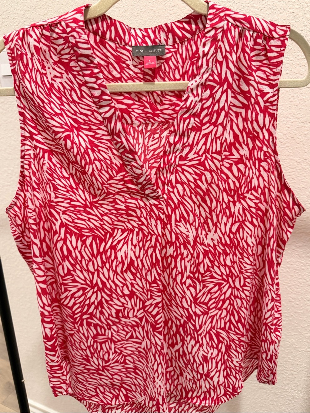 Vince Camuto Rose-Pink & White Patterned Sleeveless V-Neck Top